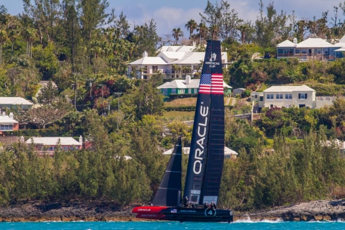   Schöne Kulisse, schnelles Boot: Die Amerikaner treiben ihren AC45S an