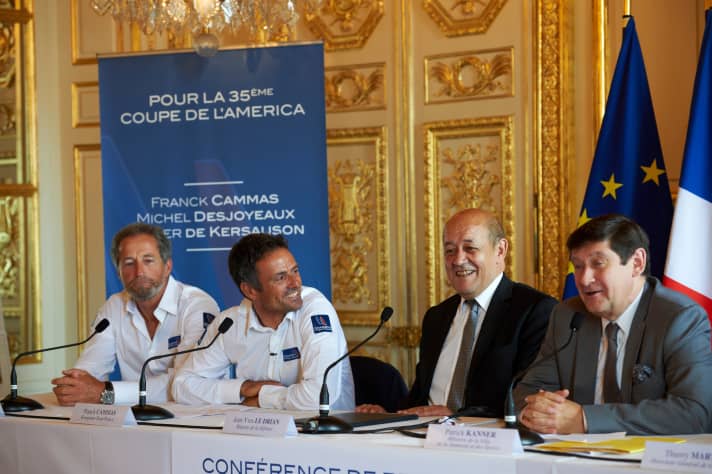   Frankreichs Verteidigungsminister Jean-Yves Le Drian (2.v.r.)  präsentierte das französische America's-Cup-Team bestgelaunt und optimistisch
