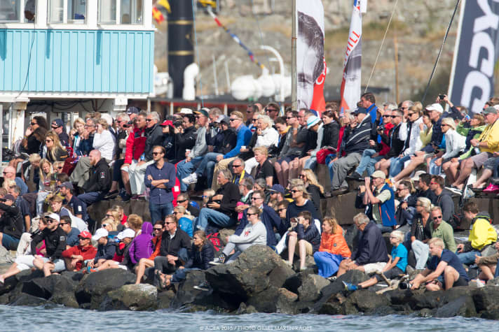   Die schwedischen Zuschauer genossen die Regatta klassisch – auf felsigen Plätzen in der ersten Reihe am Wasser