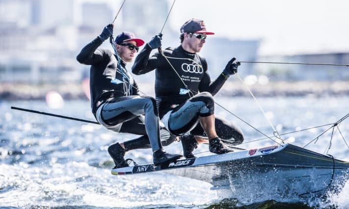   Agieren auf dem 49er perfekt aufeinander abgestimmt: Erik Heil und Thomas Plößel gehen im August vor Rio auf Medaillenjagd