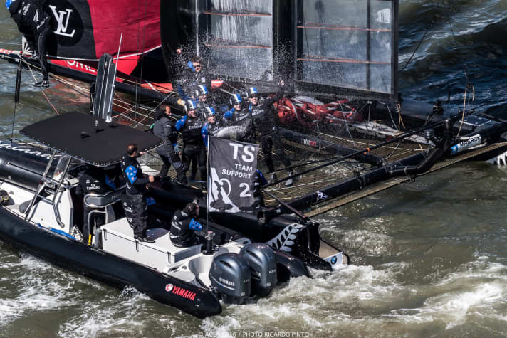   Starker Schlussspurt, Kiwis im Glück: Skipper Peter Burling und seine Crew feiern den Sieg auf dem Hudson River