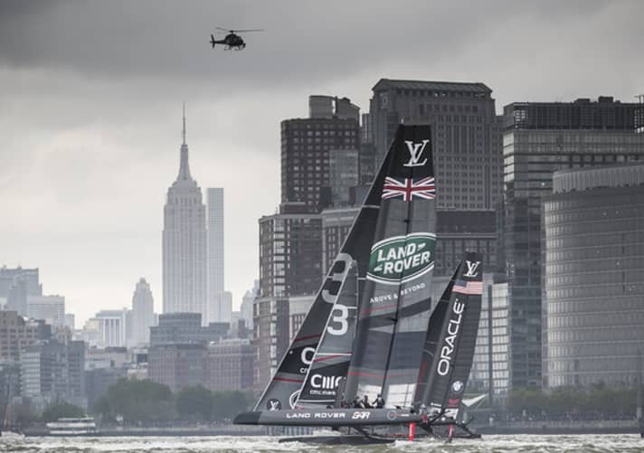   Beide Teams waren am Ende nicht zufrieden mit ihren Ergebnissen vor New York: Land Rover BAR und das Oracle Team USA vor Manhattans Skyline