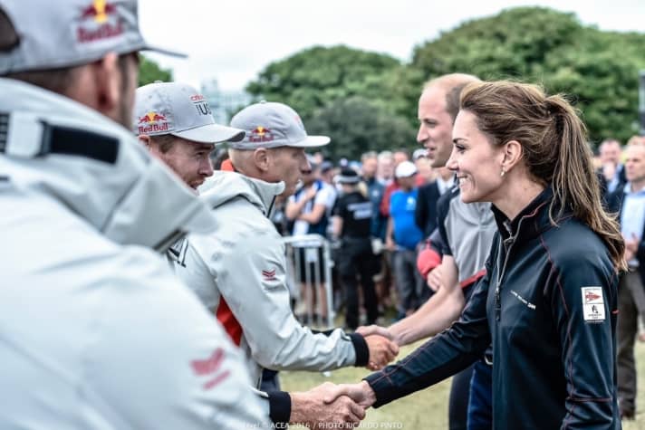   Die Herzogin von Kent gratuliert den Zweitplatzieren: Kate schaut dabei recht glücklich, denn ihre Herz-Mannschaft hat diese Amerikaner gerade besiegt