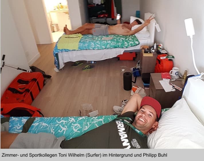   Spartanisch, aber zweckmäßig und ausreichend: Das Zimmer von Philipp Buhl und Toni WIlhelm in einem der beiden Apartments, in denen die deutschen Olympiasegler im 17. Stock von Haus 22 im Olympischen Dorf wohnen