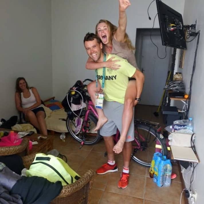   Wiedervereinigung in Rio: Philipp Buhl mit Schwester Angela, die mit dem Fahrrad um die halbe Welt gefahren ist, um ihren kleinen Bruder bei den Olympischen Spielen zu treffen und anzufeuern. Im Hintergrund ist Schwester Coletta zu sehen