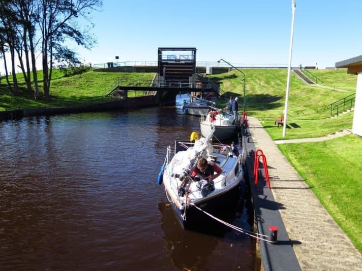   Boote vor dem alten Bauwerk, das den Kanal von der Elbe trennt