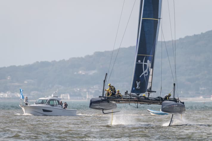   Team Artemis mit Steuermann Nathan Outteridge und Sportchef Iain Percy