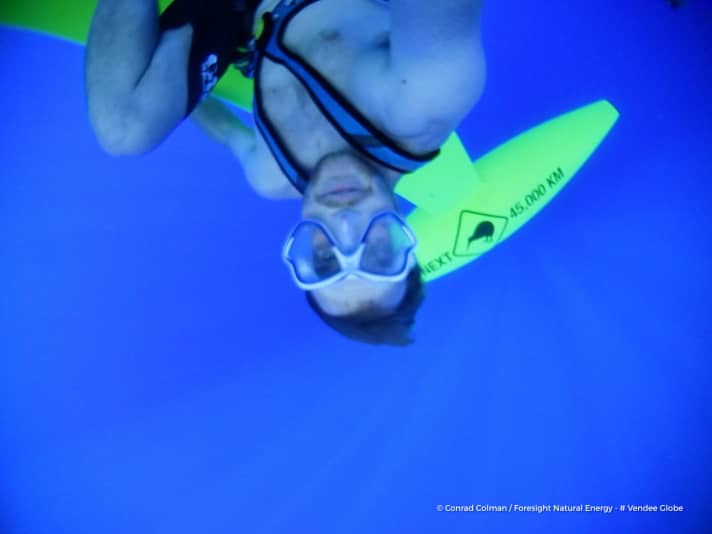  Coleman beim Check des Kiels seines Open 60