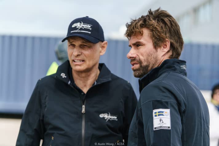  Der schwedische Renstallbesitzer Torbjörn Törnqvist und sein Teammanager Iain Percy bei der Tauf ihres Cup-Katamarans auf Bermuda