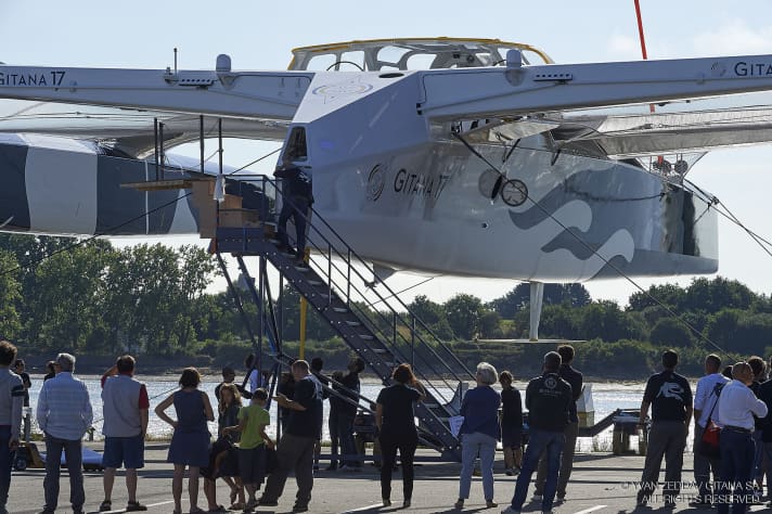   Der Mittelrumpf mit hohem Freibord für optimalen Schutz des Skippers oder der Crew bei Rekordversuchen