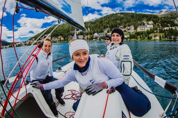   Ladies first: Der österreichische Segelclub Mattsee setzte sich in den leichten Winden in St. Moritz gegen 23 weitere Vereins-Teams durch. Steuermann Stefan Scharnagl und seine drei Mitseglerinnen gewannen Act 2 der Sailing Champions League