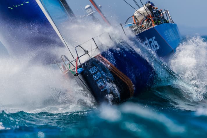   Kraftvoll pflügt Charlie Enrights Team Vestas 11th Hour Racing durch die Wellen vor Kapstadt