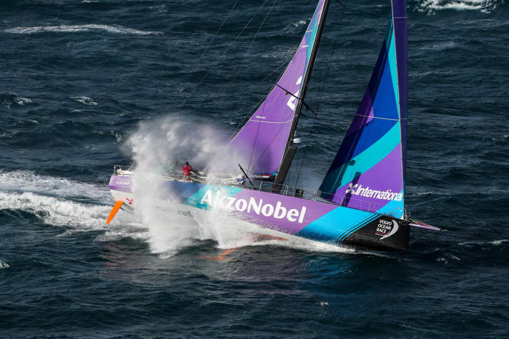   Zunächst wieder Schlusslicht: das gebeutelte Team AkzoNobel unter niederländischer Flagge
