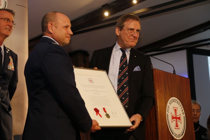  Gerhard Harder, ehrenamtlicher Vorsitzer der DGzRS, übergab die Medaille, eingebettet in eine Urkunde, an Commander Kurt Matthews