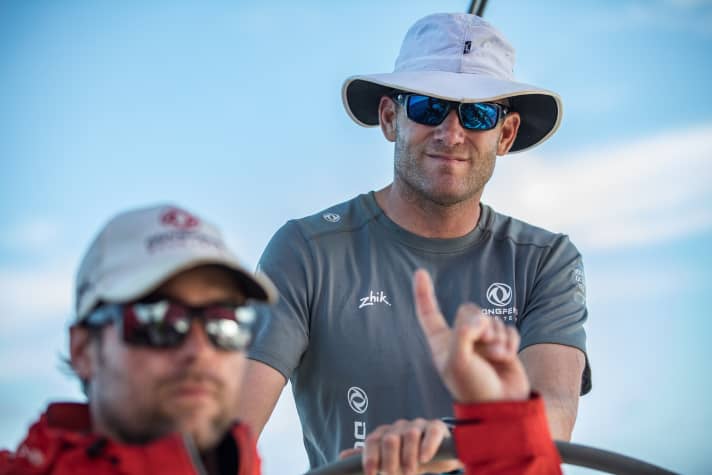  Daryl Wislang zeigt es an: Skipper Charles Caudrelier, zum dritten Mal im Volvo-Ocean-Race-Einsatz und zum zweiten Mal als Skipper verantwortlich für das Dongfeng Race Team, steuert die Mannschaft weiter auf Erfolgskurs