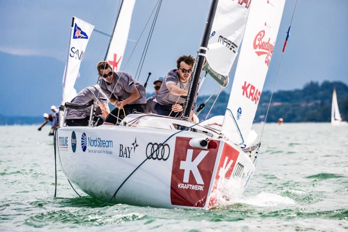   Mit Platz 3 in Tutzing überraschte das Team der Segelkameradschaft Wappen von Bremen. In der Tabelle ging es damit nach Platz 17 beim Saisonauftakt in Friedrichshafen steil aufwärts auf Platz 7