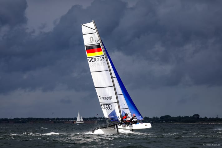   Johannes Polgar und Carolina Werner rasen mit ihrem Nacra 17 über den Kurs