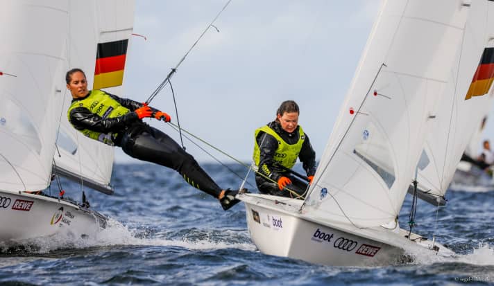   Bestanden die Härteprüfung am Freitag mit Bravour und führen die 470er-Flotte an: Nadine Boehm und Ann-Christin Goliaß aus Bayern