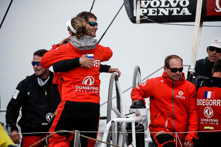   Skipper Charles Caudrelier und seine Steuerfrau und Trimmerin Carolijn Brouwer sind glücklich über ihren Sieg