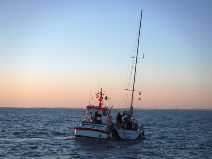   Die nach Grundberührung leckgeschlagene Yacht im Seegatt Accumer Ee wird von einem Boot der Seenotretter in Schlepp genommen