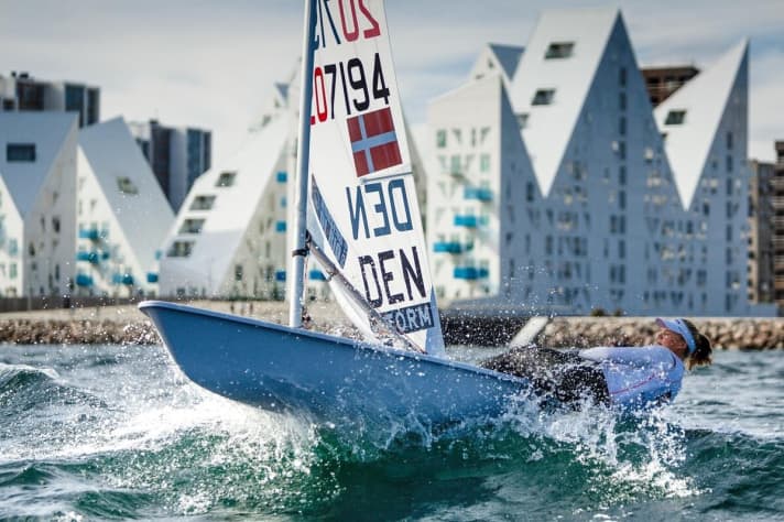   Schöne Segelstudie vor der markanten Kulisse von Aarhus Ø, wo 2018 die gelungene kombinierte Weltmeisterschaft aller olympischen Disziplinen und der Kiter stattgefunden hatte