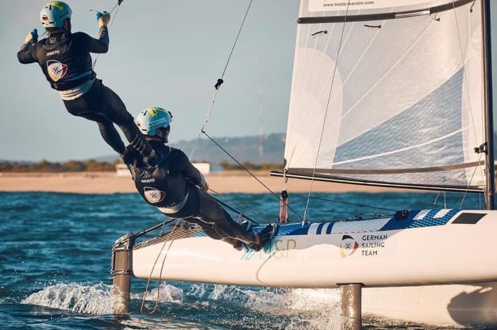   Schon lange als Mixed-Team unterwegs: Nacra-17-Steuermann Paul Kohlhoff und seine Vorschoterin Alica Stuhlemmer – hier mit einer spaßigen Akrobatik-Einlage