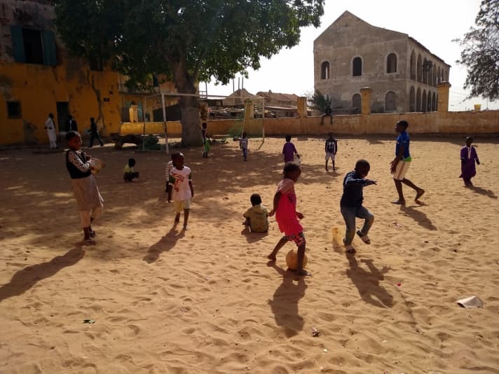  Kinder beim Fußballspielen