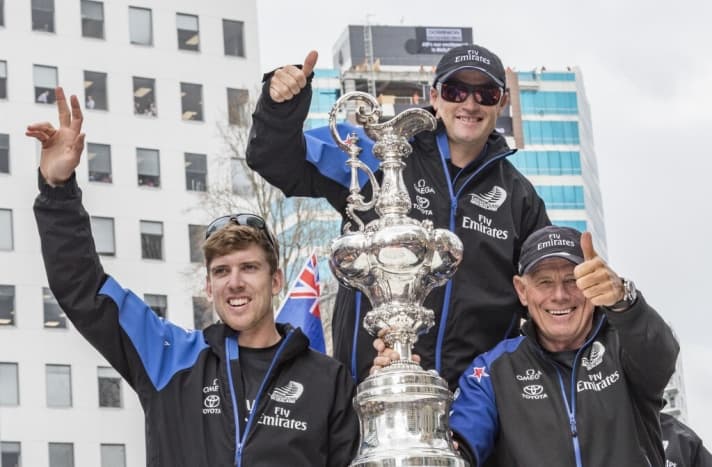   Die wichtigste Kanne des internationalen Segelsports hat der neuseeländische America's-Cup-Steuermann Peter Burling (links) schon. Olympia-Gold auch. Der Sieg im The Ocean Race fehlt ihm noch…