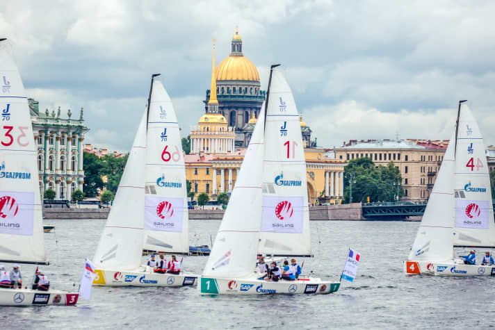   Gesegelt wurde im Stadtzentrum von St. Petersburg