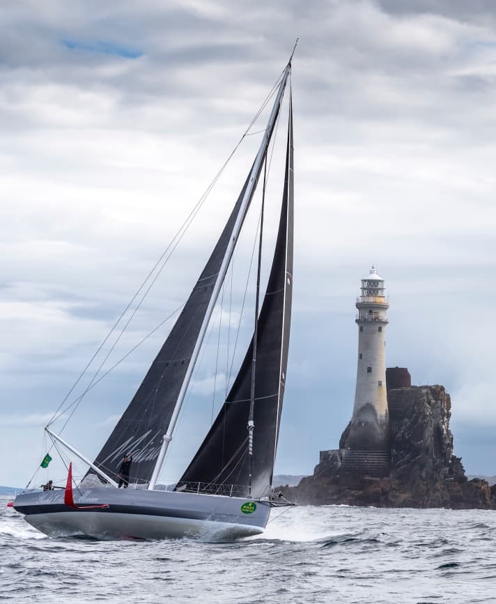   Boris Herrmann mit "Malizia 2 – Yacht Club de Monaco" vor dem Fastnet-Felsen