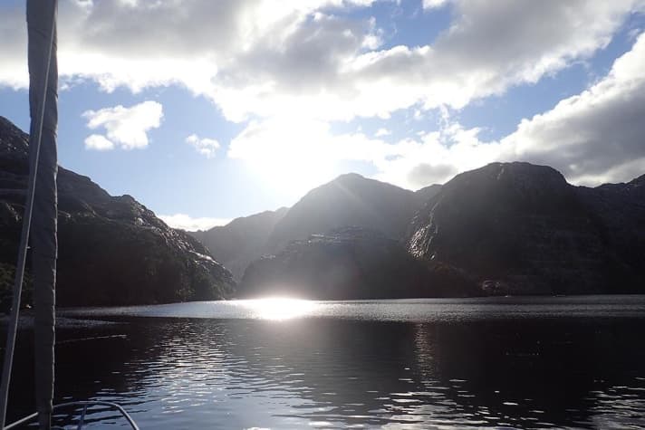   Die Sonne spiegelt sich im Wasser der Caleta Brecknock