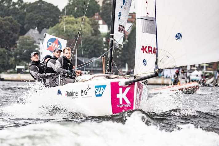   Segelt weiter auf der Liga-Erfolgswelle: die OneKiel-Crew mit Steuermann Magnus Simon