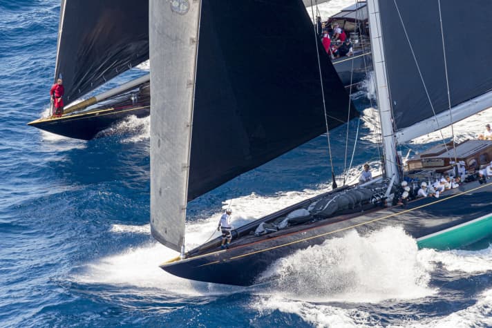   Solange die J-Class-Yacht "Topaz" (vorne) noch im Rennen war, lieferte sich die Crew um Peter Holmberg packende Duelle mit der Mannschaft auf Klassenkameradin "Velsheda"