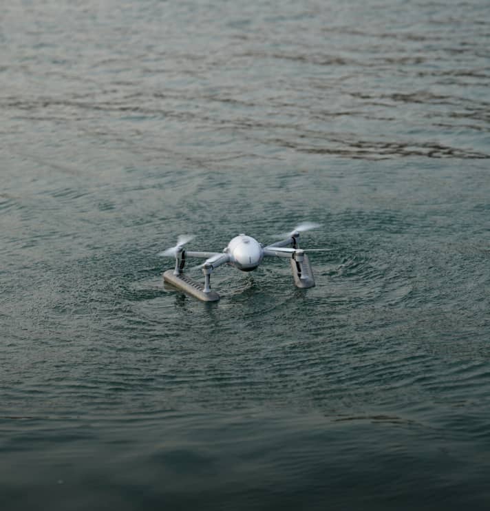   Wenn die Schwimmer montiert sind, startet und landet die Poweregg X auf dem Wasser