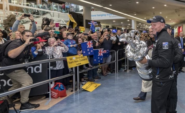   Grant Dalton mit dem America's Cup nach der Rückkehr von Bermuda am Flughafen von Auckland
