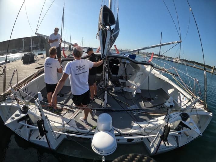   Briefing des Shore- und Segelteams vor der ersten Ausfahrt der "Seaexplorer – Yacht Club de Monaco"
