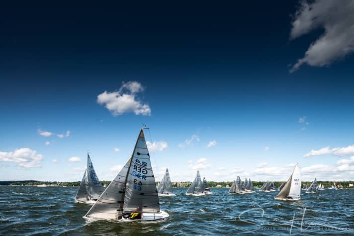   Mit der Segelnummer 1001 ist Frank Schönfeldt im Hintergrund zu sehen. Vorn im Bild: Stefan Klötzing vom Potsdamer Yacht Club