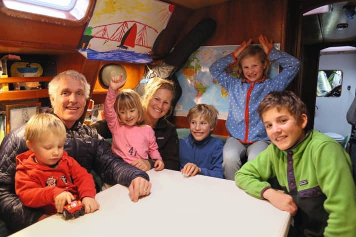   Familienleben an Bord: Dario und Sabine mit den Kindern Vital, Mia, Noe, Alegra und Andri. Tochter Salina fehlt auf dem Bild