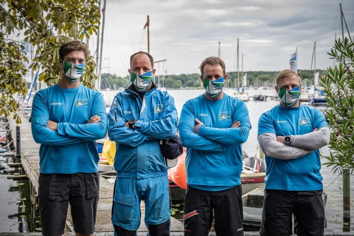   Maskenschau in Blau-Grün mit der Crew vom Bocholter Yachtclub