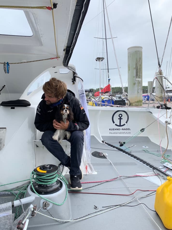   Boris Herrmann mit Hund Lilly an Bord der "Seaexplorer – Yacht Club de Monaco"