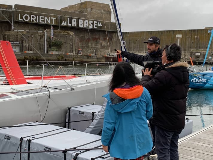   Boris Herrmann erklärt einem japanischen TV-Team sein Boot