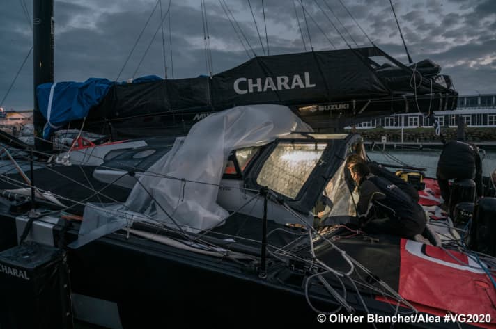  Das "Charal"-Team hat Tag und Nacht geschuftet, damit Skipper Beyou am Dienstag neu durchstarten kann