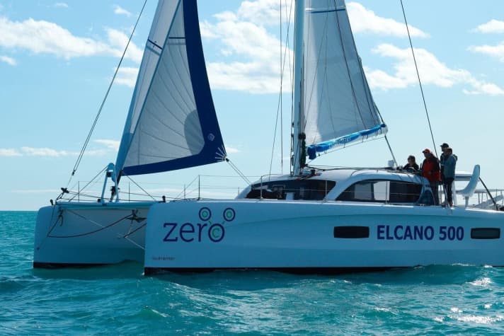   Ohne fossilen Treibstoff um die Welt: Der Katamaran ist mit speziellen E-Antrieben ausgestattet, die im Segelbetrieb Strom erzeugen
