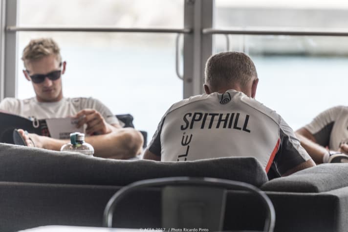   Neben intensivem Training auf dem Great Sound hatten Oracle-Skipper Jimmy Spithill und sein Team auch intensive Kopfarbeit zu leisten. Kernfrage: Wie kann die Dominanz der Kiwis gebrochen werden?