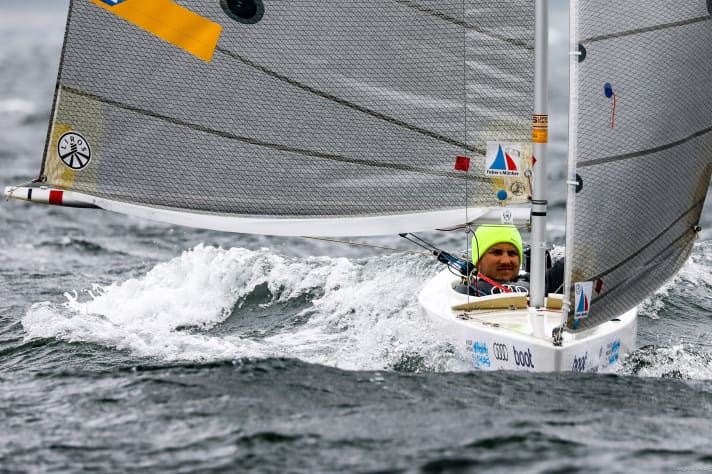   Der Berliner Lasse Klötzing liegt nach drei WM-Tagen mit seinem Einmann-Kielboot auf Platz sechs
