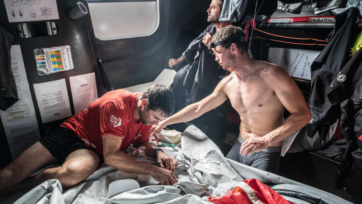   Hier wird unter Deck beim Spitzenreiter Dongfeng für die Verteidigung der Führung auf Etappe 2 gearbeitet: Derryl Wislang und Jackson Bouttell reparieren die J1