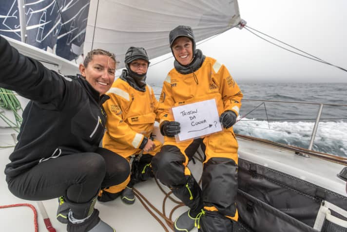  Skipperin Dee Caffari und ihr Team erlaubten sich einen kleinen Spaß und erinnerten an den unfreiwlligen Aufenthalt von Ken Reads Team Puma im Volvo Ocean Race 2011/2012