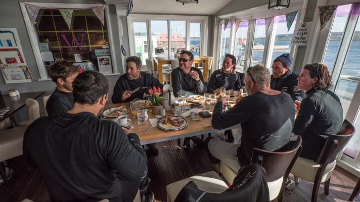   Der Zwangsaufenthalt auf den Falklandinseln gehörte nicht zum Plan des von Rückschlägen geplagten Teams Vestas 11th Hour Racing. Die Mannschaft macht das Beste daraus und plant nach dem Mastbruch die schnellstmögliche Ankunft von Boot und Crew im Etappenhafen Itajaí