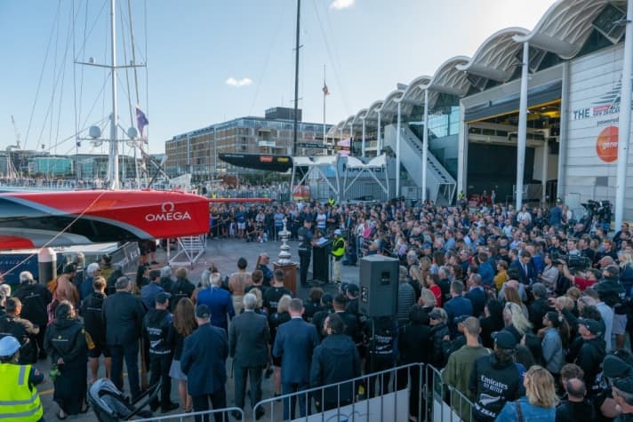   Das Emirates Team New Zealand tauft "Te Rehutai" in Auckland vor 900 Gästen
