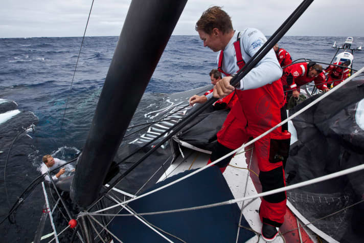   Alle Mann: Puma-Skipper Ken Read und Crew sammeln die Reste des Masts und der Segel ein